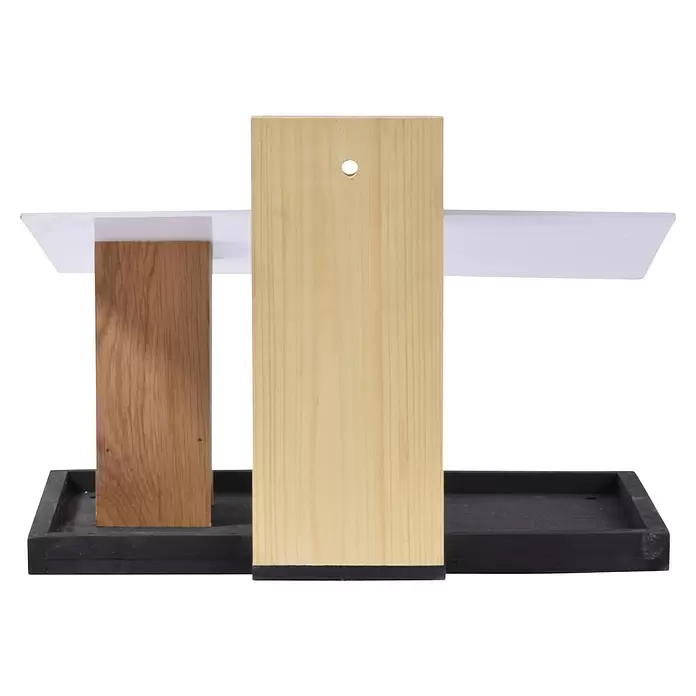 Dobar Vogelhaus Futura I - 32 x 26 x 23 cm, Holz, Weiß/ Schwarz/ Braun/ Natur - Präsentationsständer mit schwarzem Sockel, zwei vertikalen Holzpaneelen (hell- und mittelbraun) und einer durchsichtigen weißen Platte.