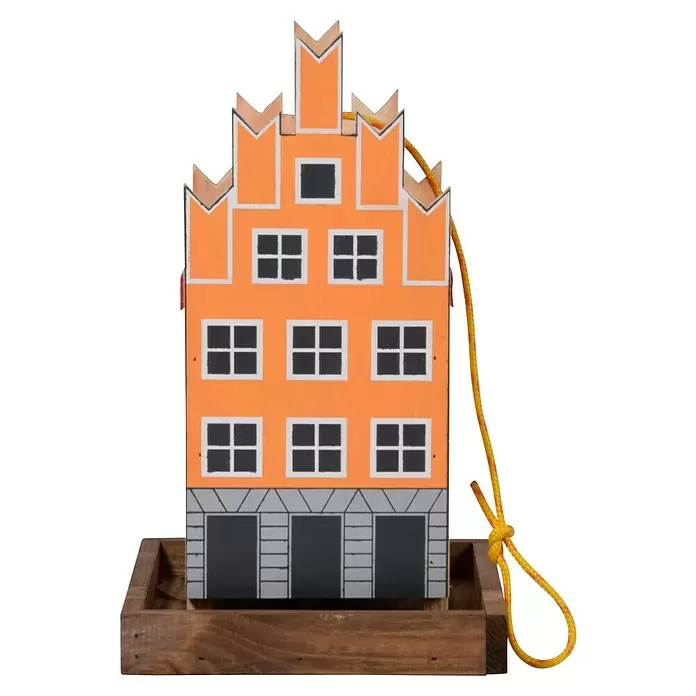 Dobar Vogelfutterhaus - 19 x 19 x 30 cm, Natur/ Orange, Holz - Dekoratives orangefarbenes Holzhaus mit Stufengiebel, Fenstern, Türen, einem dunklen Holzsockel und einem gelben Seil mit Knoten.
