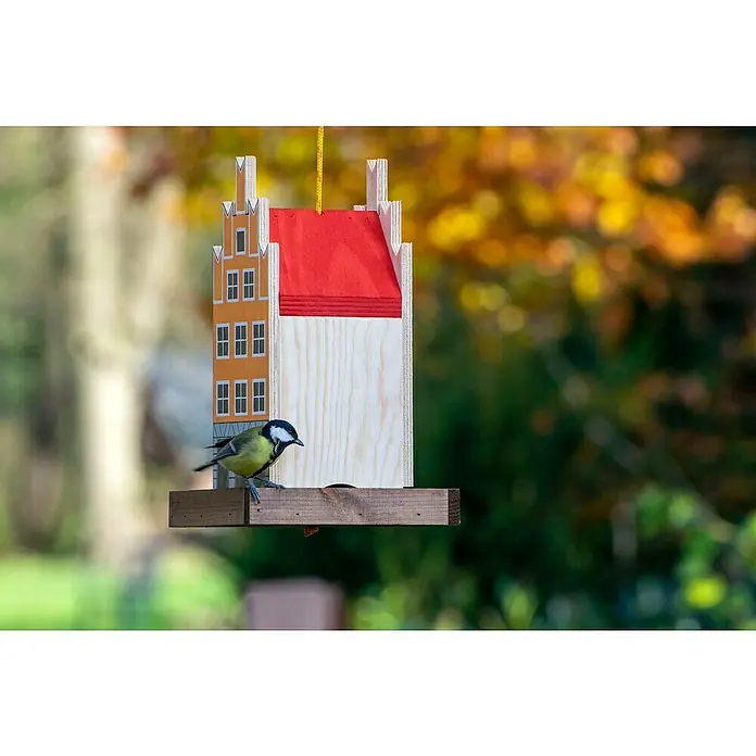 Dobar Vogelfutterhaus - 19 x 19 x 30 cm, Natur/ Orange, Holz - Eine Meise sitzt auf einem Vogelhaus in Form eines Hauses mit rotem Dach.