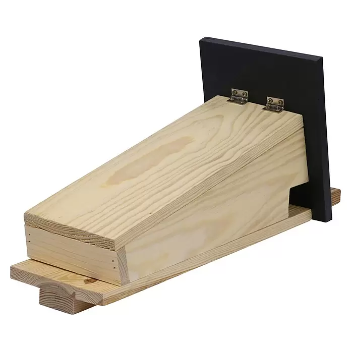 Dobar Nistkasten - Natur/ Dunkelbraun, Holz - Schräges Holzgehäuse, möglicherweise ein Fledermauskasten, aus hellem Holz mit aufklappbarer schwarzer Rückwand und Bodeneingang.