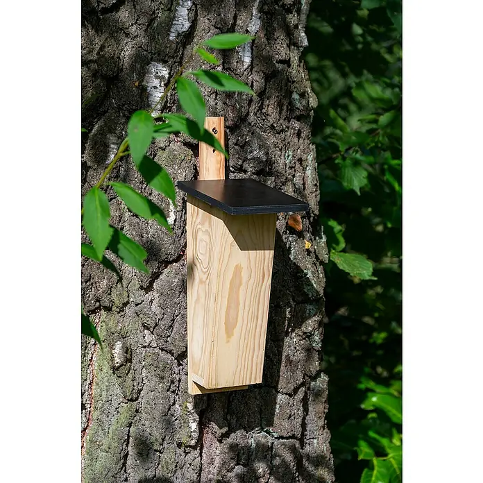 Dobar Nistkasten - Natur/ Dunkelbraun, Holz - Holzgefertigtes Fledermaushaus mit schwarzem Dach an einem Baum befestigt, um Fledermäuse anzulocken und zu schützen.