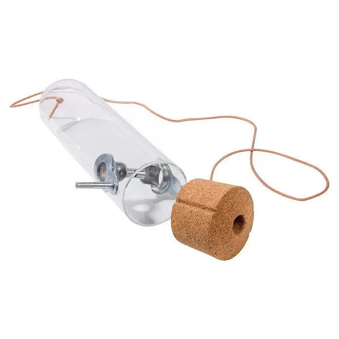 Dobar Futtersäule Pickbar-Premium - Holz - Klarer Röhrenfutterspender mit Metallteilen und braunem zylindrischen Kork- oder Mineralblock an einer Schnur.