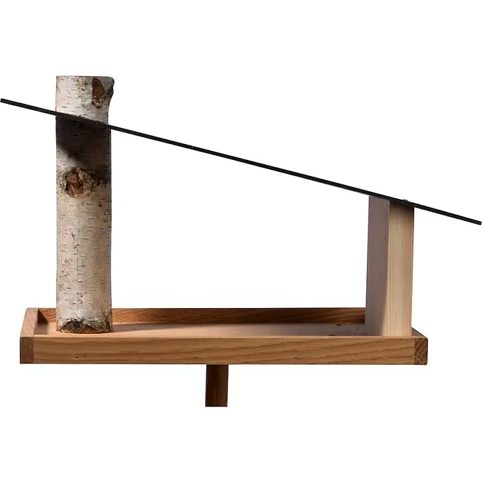 Dobar Vogelfutterhaus Futura - 35 x 24 x 22 cm, Schwarz/ Braun/ Natur, Holz - Diese Aufnahme zeigt einen einzigartigen Futtertisch für Vögel mit einem Birkenstamm, einer schwarzen Dachplatte und einem Holztablett.