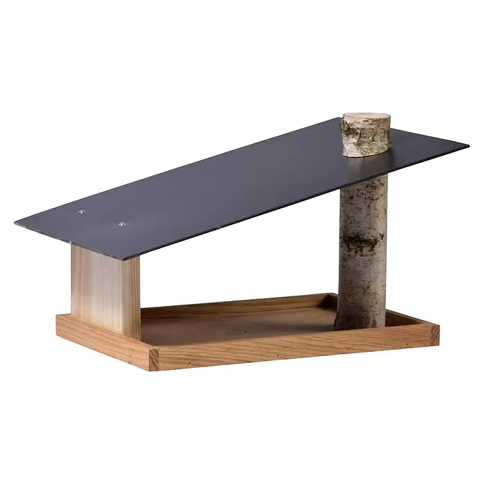 Dobar Vogelfutterhaus Futura - 35 x 24 x 22 cm, Schwarz/ Braun/ Natur, Holz - Vogelhäuschen aus Holz mit schiefergrauem Schrägdach, von einem Birkenstamm gestützt.