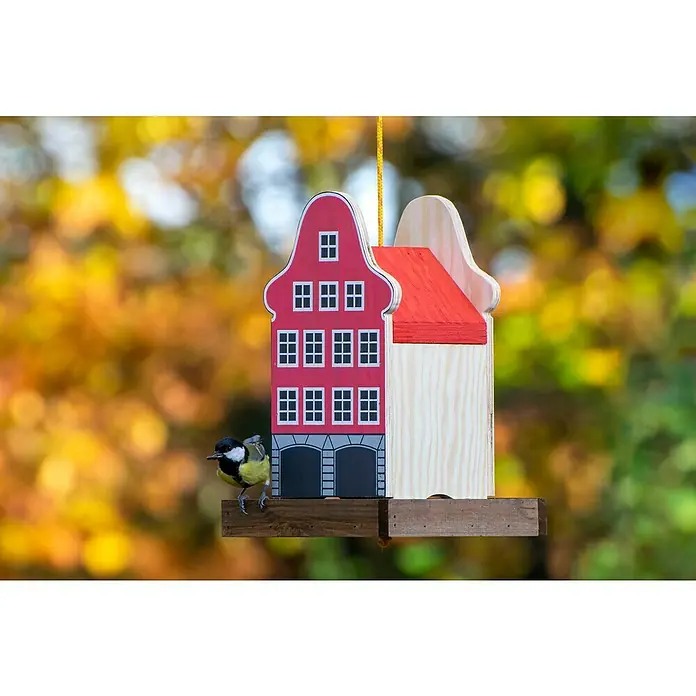 Dobar Vogelfutterhaus - 19 x 19 x 30 cm, Natur/ Rosa, Holz - Ein farbenfrohes Vogelhaus in Hausform mit einer Meise, die auf dem Brett sitzt. Ein Blickfang für jeden Garten oder Balkon.