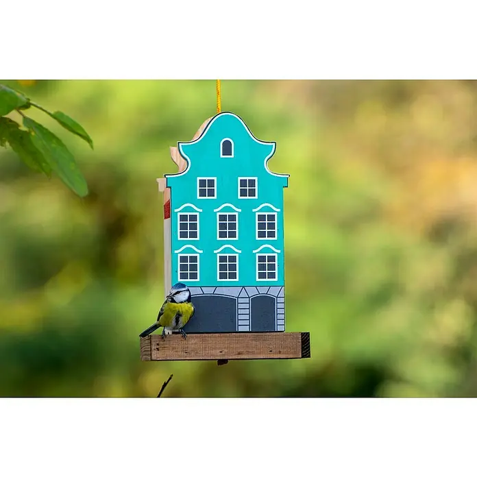Dobar Vogelfutterhaus Aasee - 19 x 19 x 30 cm, Blau, Holz - Ein farbenfrohes Vogelhaus in Form eines Hauses mit einem niedlichen kleinen Vogel, der darauf sitzt und die Umgebung erkundet.