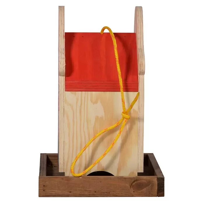 Dobar Vogelfutterhaus - 19 x 19 x 30 cm, Natur/ Rosa, Holz - Hölzerne Spielzeug-Guillotine mit rotem Schiebeelement und gelbem, geknotetem Seil.