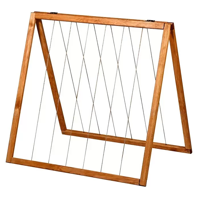 Dobar Rankhilfe - 58 x 70 cm, Holz, Braun - Ein hellbraunes Holzdisplaygestell mit mehreren gekreuzten Schnüren, die zwischen den oberen und unteren Balken gespannt sind.