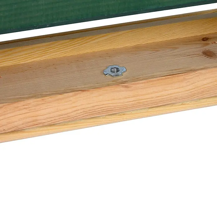 Dobar Vogelhaus Nuuk - 48 x 24 x 29 cm, Holz, Natur/ Grün - Einblick in einen Holzrahmen mit einer Metallscheibe, die die Konstruktion verstärkt. Detailaufnahme der soliden Bauweise für Stabilität.