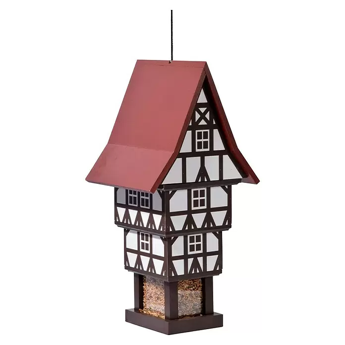 Dobar Vogelfutterhaus Zuckerhut - 20 x 18 x 41 cm, Weiß/ Braun/ Rot, Holz - Vogelhaus im Fachwerkhaus-Stil, rotes Dach, weiße Wände, dunkles Holzfachwerk, Vogelfutter sichtbar, an Schnur hängend.