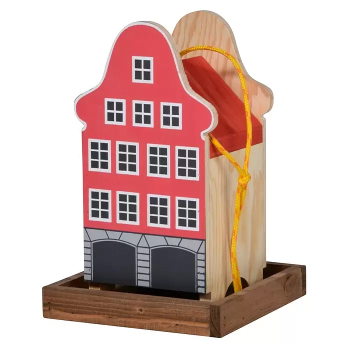 Dobar Vogelfutterhaus - 19 x 19 x 30 cm, Natur/ Rosa, Holz - Ein hausförmiges Vogelhaus aus Holz mit roter Fassade, schwarz-weißen Fenstern und gelbem Seil.