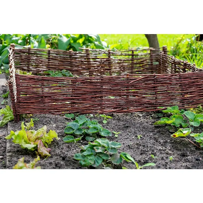 Dobar Beeteinfassung 4er Set - 100 x 20 cm, Weide - Der handgefertigte Weidenzaun schützt den Garten mit jungen Erdbeerpflanzen und Salat vor unerwünschten Eindringlingen. Natürliche Gartengestaltung.