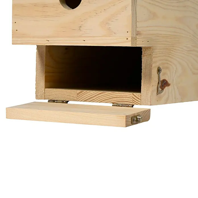 Dobar Nistkasten - 19 x 37 x 22 cm, Natur/ Dunkelbraun, Holz - Nahaufnahme eines Vogelhauses aus hellem Holz mit einem Loch und einer offenen Klappe, die Einblick in das Innere gewährt.