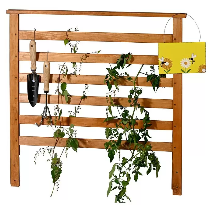 Dobar Rankhilfe - 5 x 78 cm, Holz, Braun - Helles Holzspalier mit Gartengeräten, grünen Pflanzen wie einer Tomatenpflanze und einem gelben Dekoschild mit Bienen.