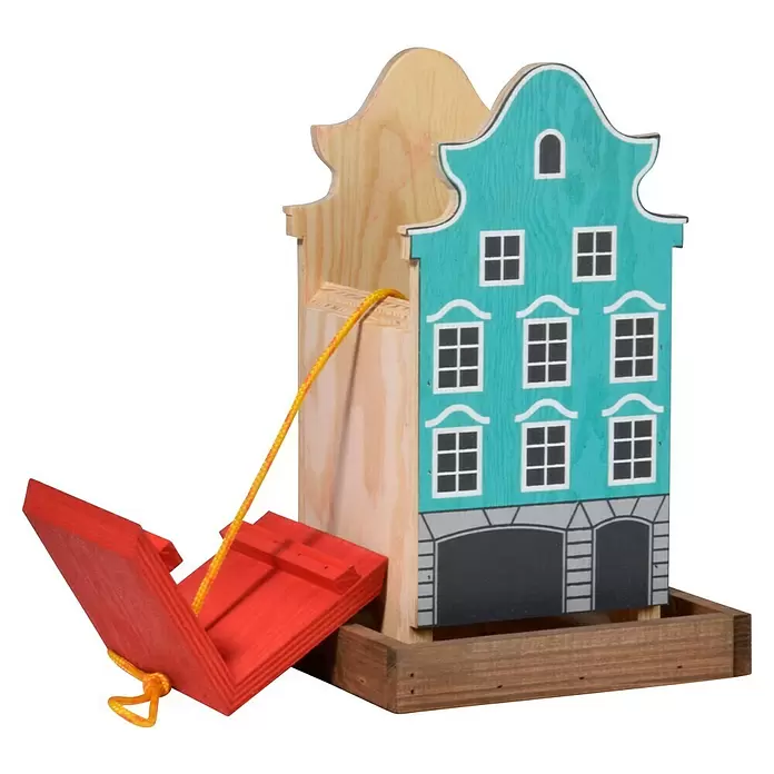 Dobar Vogelfutterhaus Aasee - 19 x 19 x 30 cm, Blau, Holz - Hölzernes Vogelhäuschen in Form eines blauen Hauses mit weißen Fenstern und roter Futterschale.