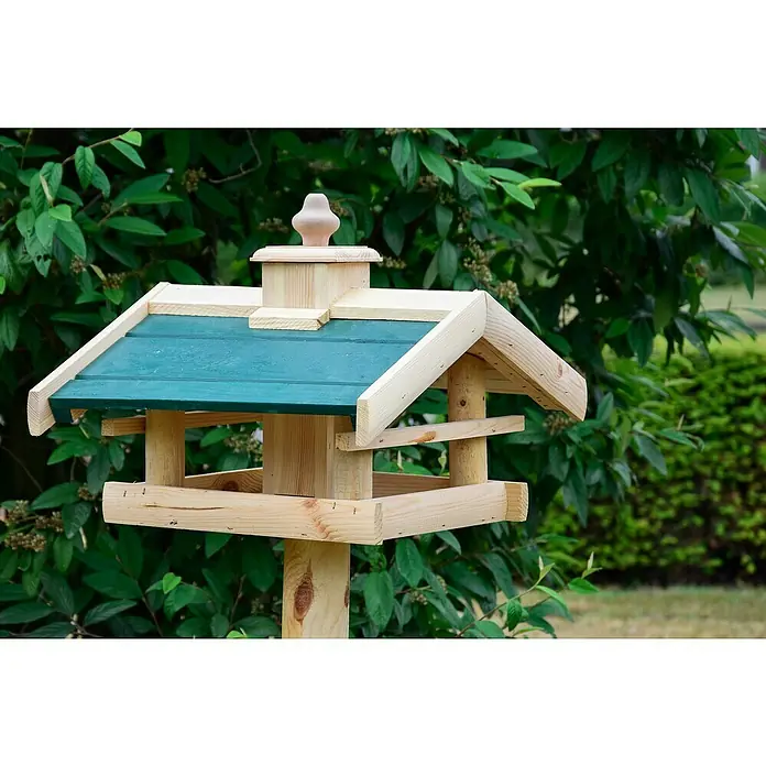 Dobar Vogelfutterhaus Kulusuk - 43 x 40 x 32 cm, Natur/ Grün, Holz - Hölzernes Vogelhaus mit grünem Dach und dekorativer Spitze, um Vögel in den Garten zu locken und zu füttern. Schönes Detail für jeden Garten.