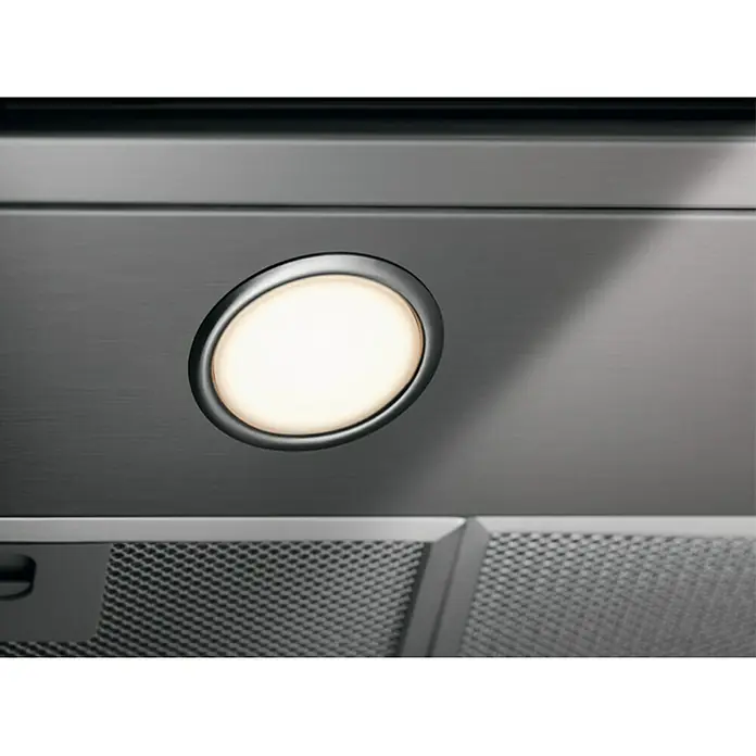 Electrolux Campana de pared LFT766X - Ancho: 59,8 cm, Máx. Potencia del ventilador en modo extracción: 720 m³/h, Acero inoxidable - Primer plano de la iluminación de la campana extractora, que ofrece luz brillante y enfocada para áreas de cocina. El diseño es moderno y funcional.