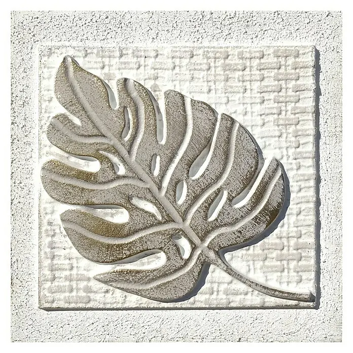 Cuadro con relieve Hoja - Leaf, An x Al: 40 x 40 cm - Representación en relieve de una hoja de Monstera estilizada sobre una superficie cuadrada blanca texturizada. Decoración mural para un toque tropical.