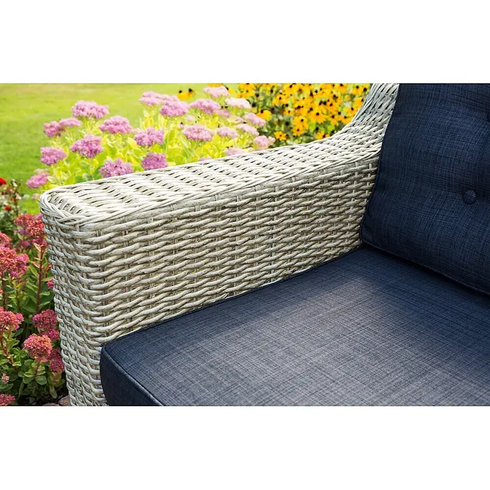 Sunfun Pauline Loungemöbel-Set XXL - 4 -tlg., Polyrattan, Bambusgrau/Anthrazit - Nahaufnahme eines bequemen Korbsessels mit dunkelblauem Kissen, ideal für entspannte Stunden im Garten.