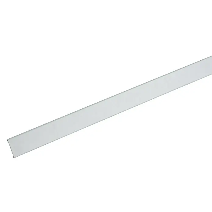 Danosa Perfil plano de fijación - 2 m x 5 cm x 1,3 mm, Metal, Gris claro - Primer plano de una tira LED sobre un fondo negro. La tira LED es el foco principal y se muestra en detalle.