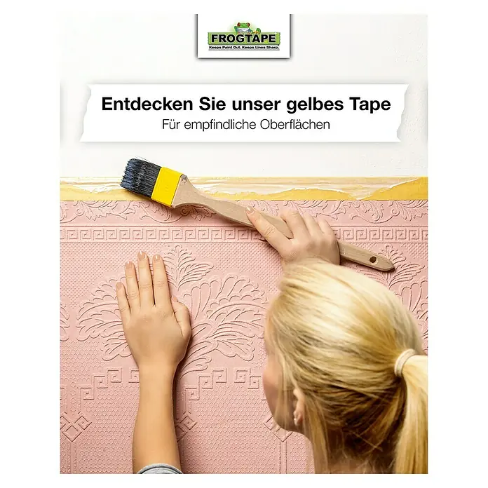 Frogtape Kreativklebeband Multi-Surface - 41,1 m x 36 mm, Grün, 1 -tlg. - Eine Frau verwendet Frogtape, das gelbe Klebeband für empfindliche Oberflächen, um saubere Farblinien zu erzielen und ein Auslaufen der Farbe zu verhindern.
