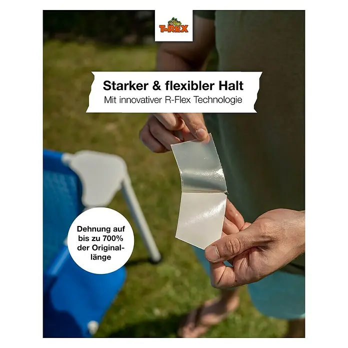 T-Rex Reparaturband Waterproof Tape - Transparent, 1,5 m x 50 mm - Nahaufnahme eines Mannes, der ein T-Rex-Klebeband hält, das für starken und flexiblen Halt mit innovativer R-Flex-Technologie entwickelt wurde.