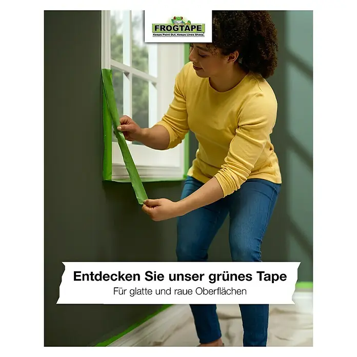 Frogtape Kreativklebeband Delicate Surface - 41,1 m x 36 mm, Gelb - Eine Frau verwendet FrogTape Malerkrepp, um Fenster vor Farbspritzern zu schützen.