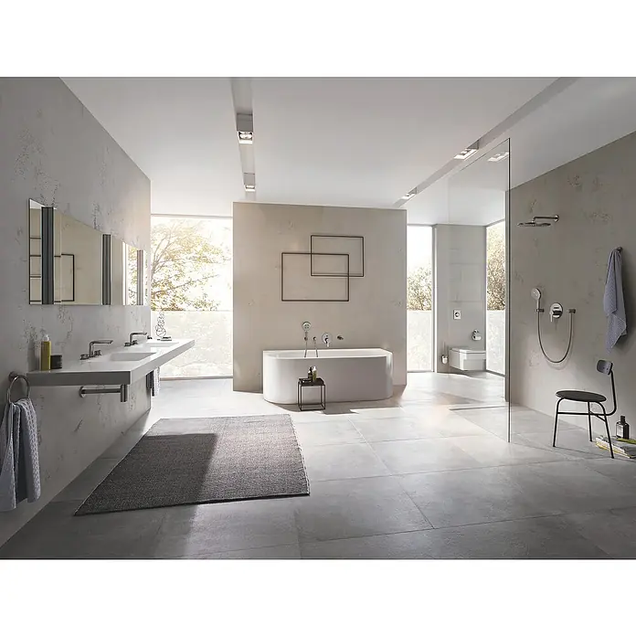 Grohe Essentials Toilettenpapierhalter - Mit Deckel, Hard Graphite, Matt - Helles Badezimmer mit Badewanne, Waschbecken und Dusche. Moderne Armaturen und minimalistisches Design schaffen eine elegante Atmosphäre.