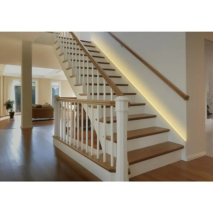 Tween Light LED-Band - Länge: 300 cm, Lichtfarbe: Warmweiß, 22 W, 275 lm - Elegante Treppe mit Holzstufen, weißen Geländern und integrierter LED-Beleuchtung, die ein modernes und stilvolles Ambiente schafft.