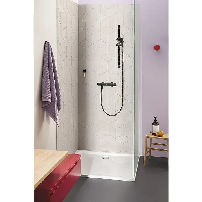 Grohe Start Brausethermostat PrecisionMatt, Schwarz - Hier ist eine Nahaufnahme einer modernen Duschkabine mit Armaturen in Mattschwarz und einem Handtuch auf einem Haken.