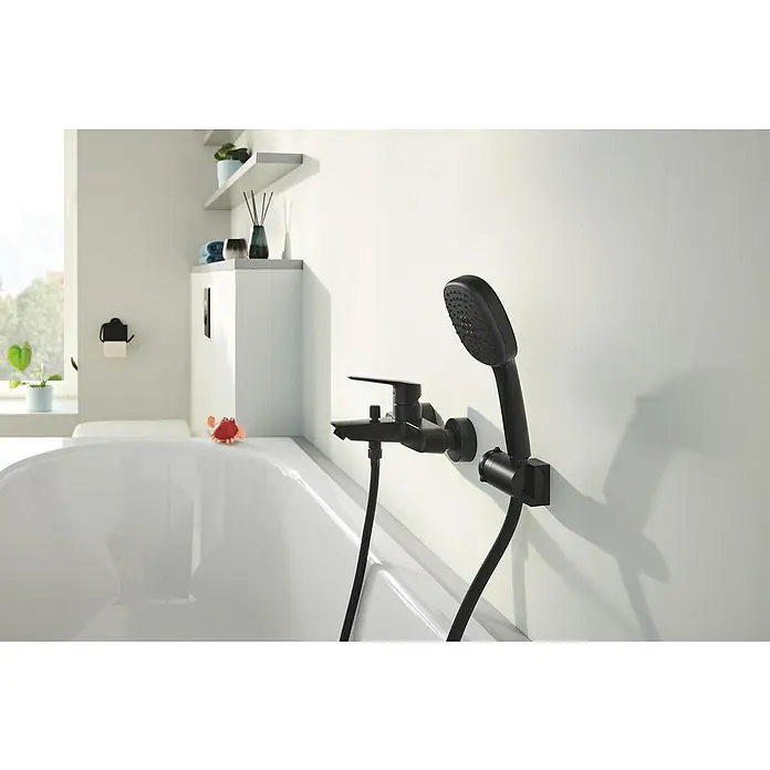 Grohe VitalioFlex Trend Brauseschlauch Vitalio Flex Trend - Länge: 175 cm, Anschlüsse: ½″, Kunststoff, Schwarz - Nahaufnahme einer eleganten, mattschwarzen Badewannenarmatur mit Handbrause und minimalistischem Design.