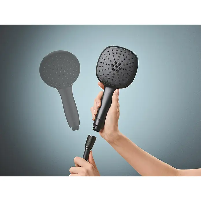 Grohe VitalioFlex Trend Brauseschlauch Vitalio Flex Trend - Länge: 175 cm, Anschlüsse: ½″, Kunststoff, Schwarz - Ein schwarzer Handbrausekopf wird an einem Schlauch befestigt, wobei ein runder, grauer Duschkopf im Hintergrund schwebt.