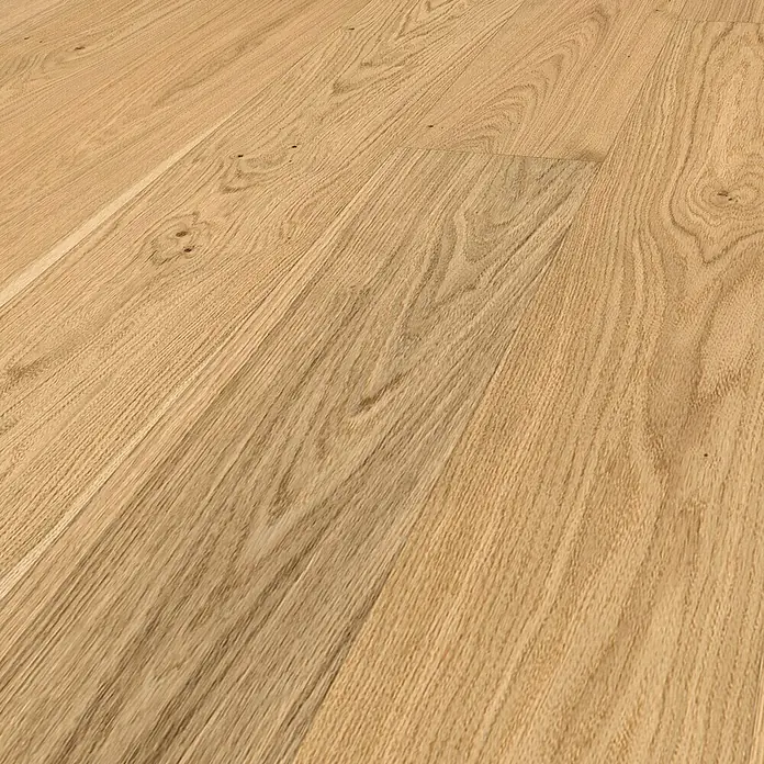 Parador Parkett Classic 3025 - Eiche Soft Struktur, Landhausdiele, 2.380 x 233 x 13 mm - Detailaufnahme eines hellen Holzfußbodens mit Maserung. Die warmen Farbtöne und die natürliche Struktur des Holzes sind gut sichtbar.