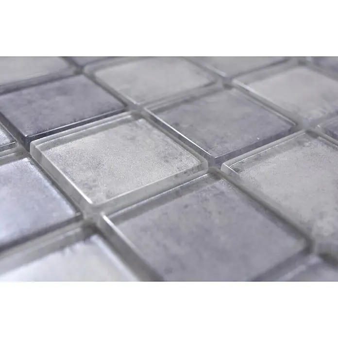 Mosaikfliese Quadrat Crystal SKY 456 - 30 x 30 cm, Grau, Glänzend - Nahaufnahme von quadratischen Glasmosaikfliesen in Grau- und Weißtönen, die eine elegante und moderne Oberfläche zeigen.