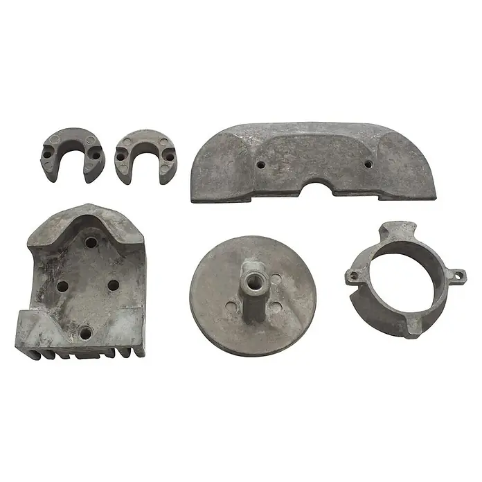 Anoden-Set - Material: Magnesium, Passend für: MerCruiser Motoren Alpha One Gen II, 6 -tlg. - Eine Nahaufnahme von verschiedenen Gussteilen aus Metall, die auf einer schwarzen Oberfläche angeordnet sind.