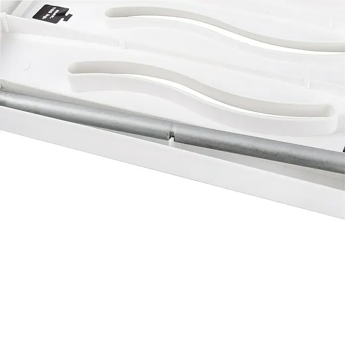 Wenko Badewannensitz Secura - Belastbarkeit: 120 kg - Detailaufnahme eines weißen, modernen Regals mit silberner Stange, das Design und Funktionalität vereint.