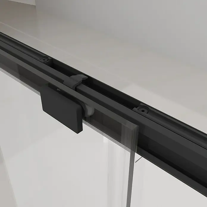 Plato de ducha Adriatic, mampara y sistema de ducha Hera - L x An: 70 x 120 cm, Plato: blanco Mampara y grifería: negro, 3 pzs. - Primer plano de una puerta corredera de cristal negro con accesorios minimalistas, que combinan funcionalidad y diseño moderno.