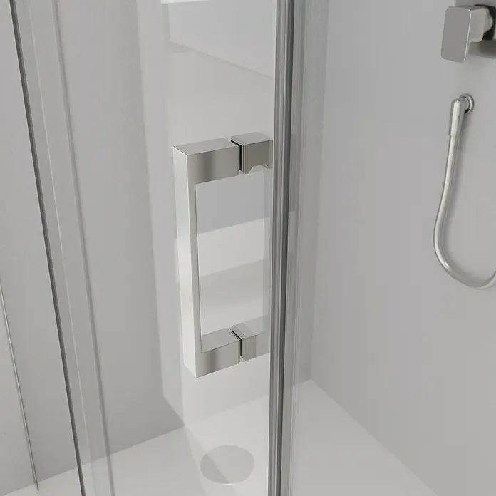 Camargue Mampara de ducha frontal Aqua - 160 x 195 cm, Espesor de vidrio: 6 mm, Cromo - Primer plano de un moderno tirador de puerta de ducha de acero inoxidable, destacando el diseño minimalista y la calidad artesanal.