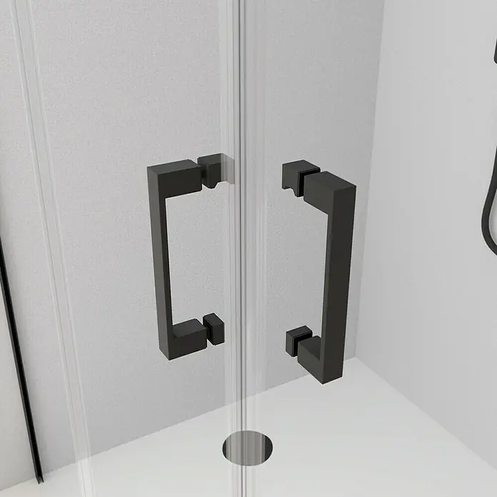 Camargue Mampara de ducha esquinera Aqua angular 1 lado - 70 x 195 cm, Negro - Una vista de cerca de las manijas de ducha cuadradas negras mate en una cabina de ducha de vidrio.