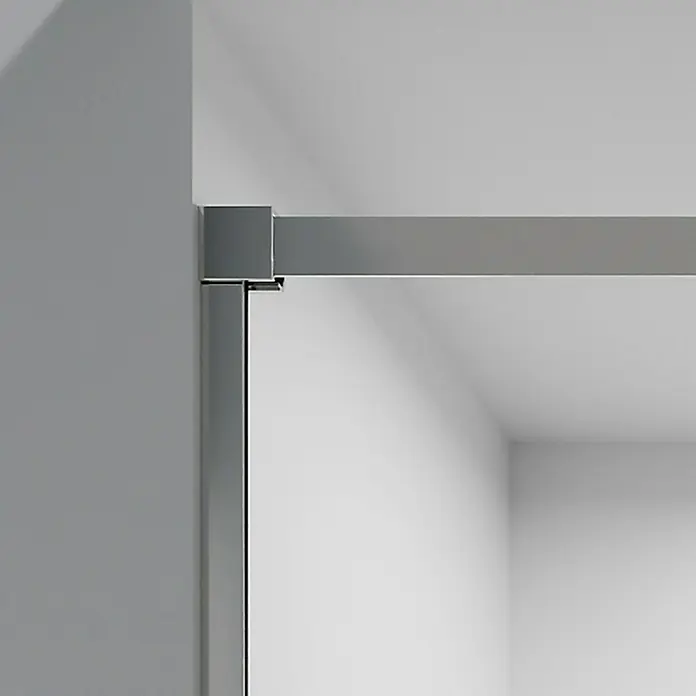 Camargue Mampara de ducha frontal Aqua - 160 x 195 cm, Espesor de vidrio: 6 mm, Cromo - Una vista detallada de un moderno marco de ducha que muestra líneas limpias y un elegante acabado plateado que complementa la estética de un baño contemporáneo.