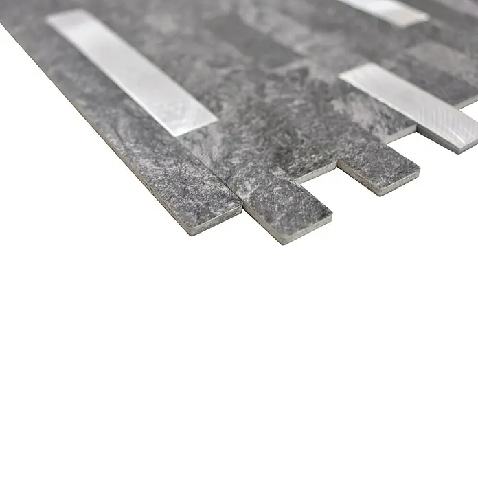 Selbstklebemosaik SAM 4IL22BS - 30 x 29 cm, Schwarz/Silber, Matt - Nahaufnahme einer grauen Natursteinmosaikfliese mit silberfarbenen Akzenten, ideal für stilvolle Wandverkleidungen und Innendesign.