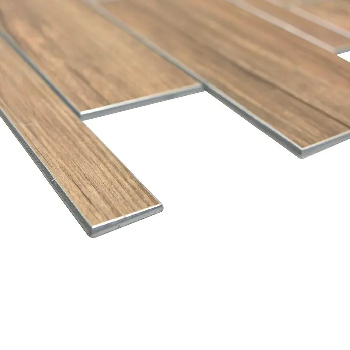 Selbstklebemosaik SAM 4GV56WBS - 30 x 30 cm, Braun, Matt - Detailaufnahme von Holzfliesen mit Metalleinfassung, die ein modernes und stilvolles Design für Innenräume zeigen.