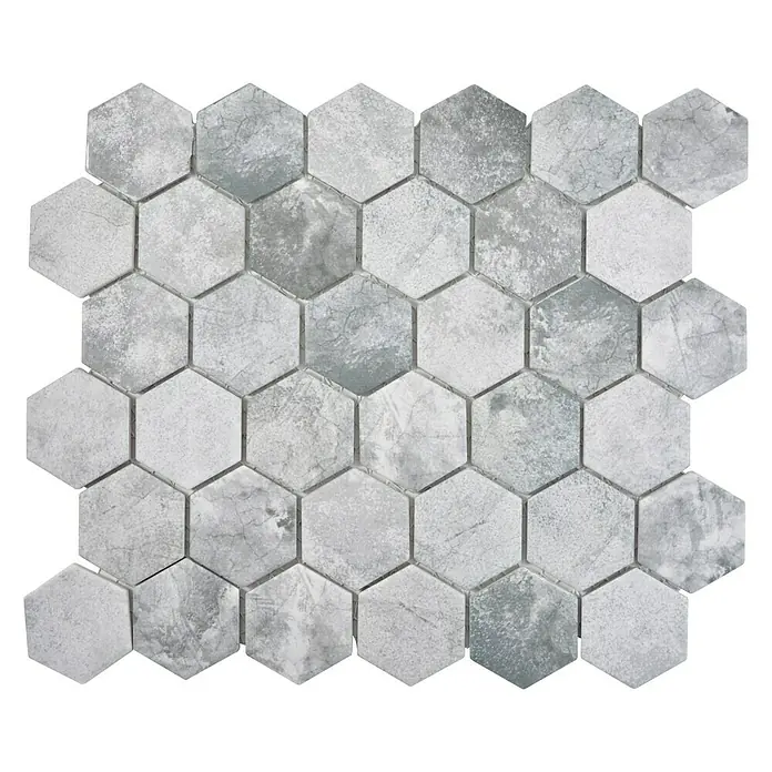 Mosaikfliese Hexagon HX CURIO ZLG - 32,5 x 28,1 cm, Grau, Matt - Nahaufnahme eines Musters aus grauen Sechseckfliesen, die eine strukturierte Oberfläche und subtile Farbvariationen aufweisen. Ideal für moderne Innenräume.