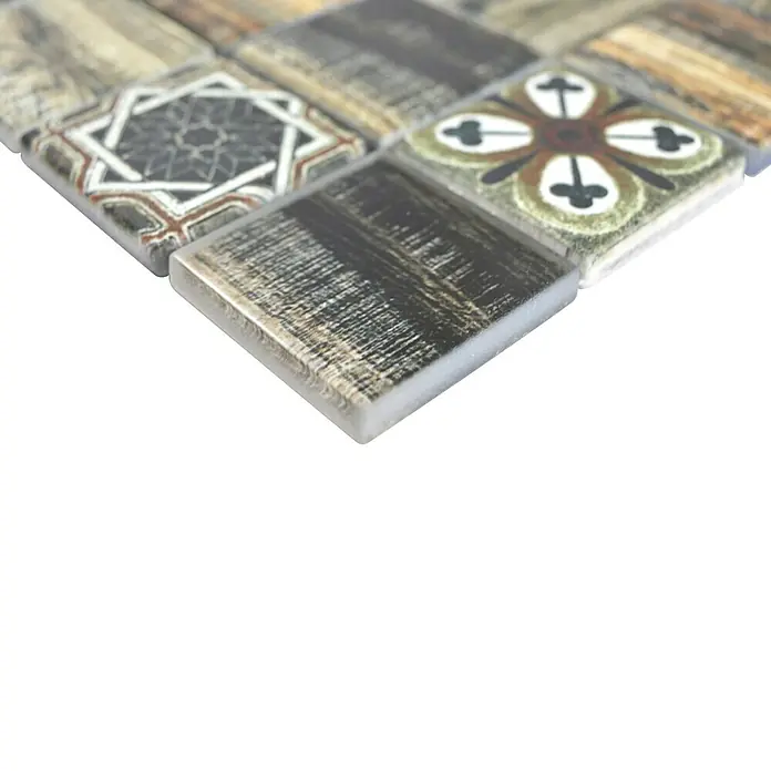 Mosaikfliese Quadrat Crystal XCM WOOD 500 - 30 x 30 cm, Grün/Braun, Glänzend - Nahaufnahme von verschiedenen Keramikfliesen mit Mustern und Holzoptik auf schwarzem Hintergrund.
