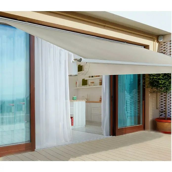 Toldo de brazos extensibles Living - Blanco, Ancho: 3 m, Caída: 2 m - Un toldo da sombra a una terraza con piso de madera y una planta en maceta. Una cortina transparente adorna la entrada.