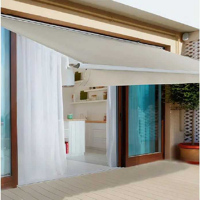 Toldo de brazos extensibles Living - Blanco, Ancho: 3 m, Caída: 2 m - Un elegante toldo retráctil proporciona sombra en un patio, protegiendo del sol, ideal para horas de relax al aire libre.