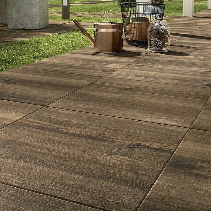 Marazzi Terrassenfliese Esterno 20T Harmonie60 x 60 x 2 cm, Zeder, Matt - Außenaufnahme von Bodenfliesen in Holzoptik, die eine natürliche und warme Atmosphäre für jeden Außenbereich schaffen.