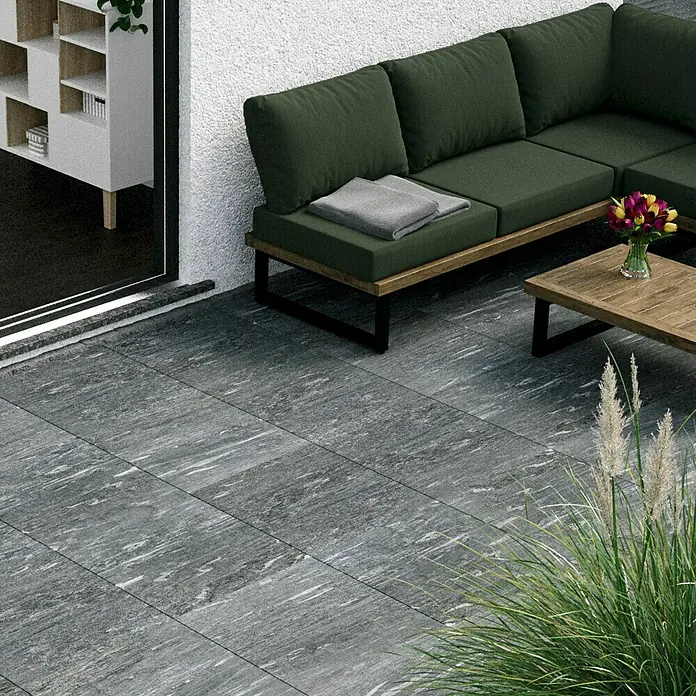 Marazzi Terrassenfliese Esterno 20T Davos - 60 x 60 x 2 cm, Grau, Matt - Außenaufnahme mit grauen Terrassenfliesen, die eine moderne und stilvolle Atmosphäre schaffen. Ideal für jeden Außenbereich.