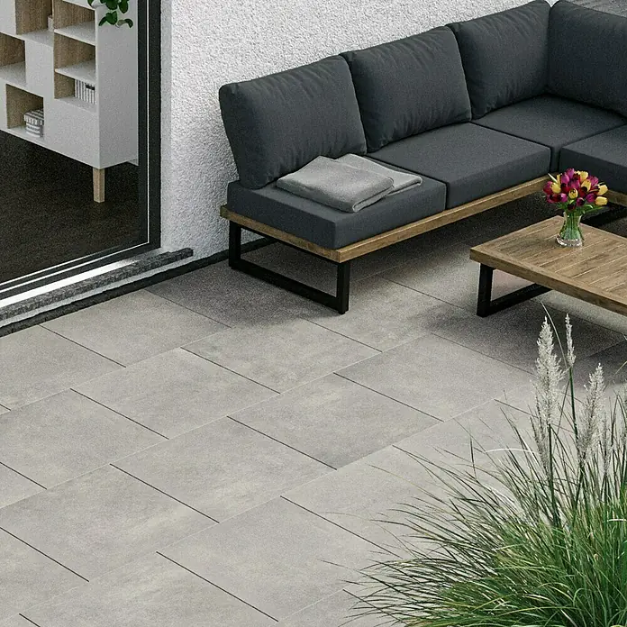 Marazzi Terrassenfliese Esterno 20T Plaster Grey - 60 x 60 x 2 cm, Grau, Matt - Eine stilvolle Terrasse mit eleganten grauen Fliesen, die eine moderne und einladende Außenbereichatmosphäre schaffen.