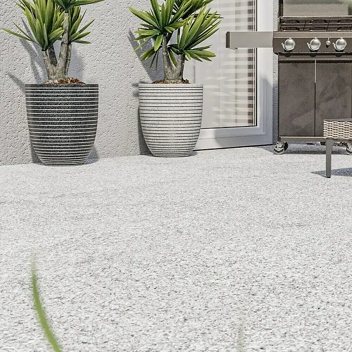 Terrassenfliese Cera 2.0 - 60 x 120 x 2 cm, Fortezza Montorfano, Matt - Bild einer Gartenszene mit Pflanzen in Töpfen und einem Grill, die ein entspannendes Ambiente schaffen.\n